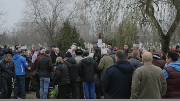 Imagini cutremuratoare de la inmormantarea lui Nae Manea! Nimeni nu se astepta ca tocmai EA sa lipseasca de la funeralii