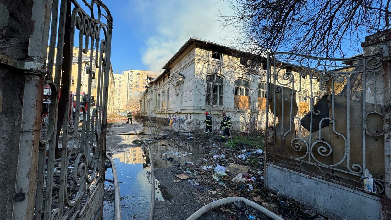 Incendiu de proporții în Capitală! 10 autospeciale au intervenit de urgență