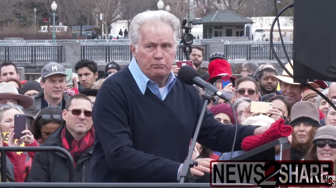 Actorii Joaquin Phoenix și Martin Sheen, arestați în timpul protestului din Washington privind problemele climatice. Explicațiile incredibile ale polițiștilor