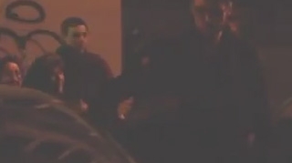 Cum incearca politistii sa-i impiedice pe tineri sa se urce beti la volan: Au trimis un grup de bocitoare la iesirea din cluburi si le-au legat prosoape la oglinzi!