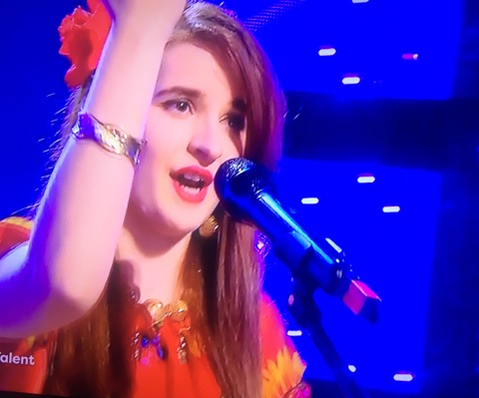 O tânără de etnie romă a ridicat juriul de la ”Românii au talent” în picioare