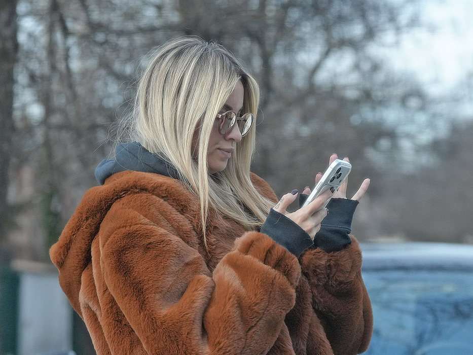 Fosta lui Sebastian Dobrincu, atentă la ecranul telefonului