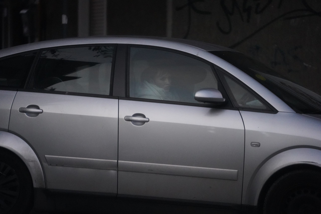 Kamara a ajuns la destinație, iar asistenta va coborî din mașina lui și va lua un Uber