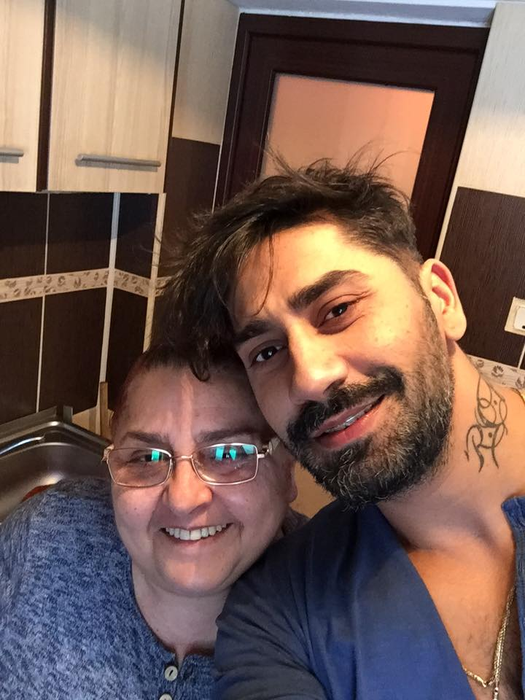 Mama lui Connect-R nu renunță la taraba cu ziare, deși fiul ei are succes!