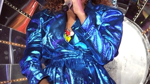 Rihanna continua sa socheze! Vezi cu ce cantaret faimos s-a sarutat!
