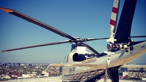 Primul elicopter care a aterizat pe Sky Tower a venit de la Bacau! Afla ce milionar a "parcat" pe cea mai inalta cladire din tara!