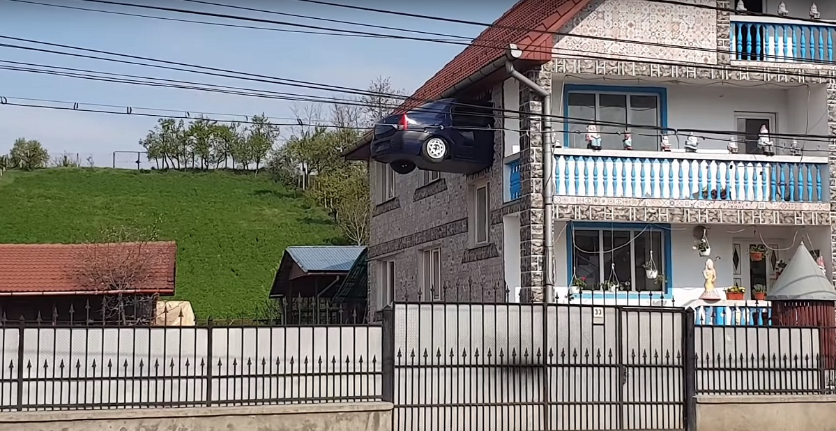 Nu, nu e Photoshop! Un român și-a zidit Loganul într-unul dintre pereții casei