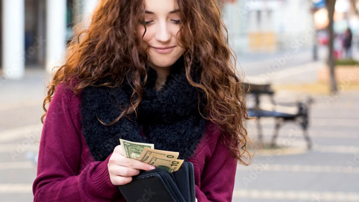 O elevă de 16 ani a găsit un portofel cu 7.371 euro și a sunat imediat la Poliție. Cum a fost răsplătită