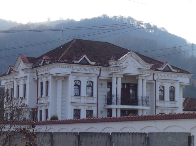 Cum arată palatul lui Nicolae Guță din Petroșani în care a investit două milioane de euro. FOTO