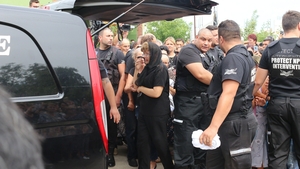 Am aflat motivul scandalului. De ce s-au certat părinţii Denisei în ziua înmormântării