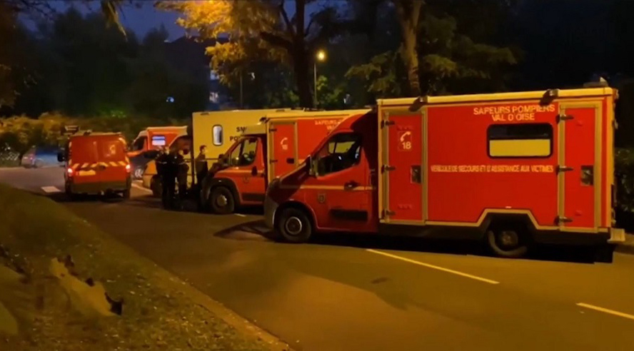 Un profesor a fost decapitat lângă o școală din Paris. Suspectul a fost omorât de polițiști, iar ancheta antiteroristă este în curs de desfășurare | FOTO & VIDEO