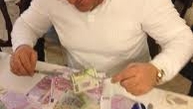Bea sampanie cu foita de aur dar n-are dinti in gura! Motivul halucinant pentru care Nelson Mondialu nu vrea proteza dentara