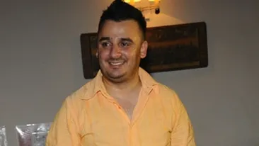 I-a cantat La multi ani lui Cornel Pasat pe vocea lui Elvis Presley.  Liviu Mititelu a dat-o pe rock