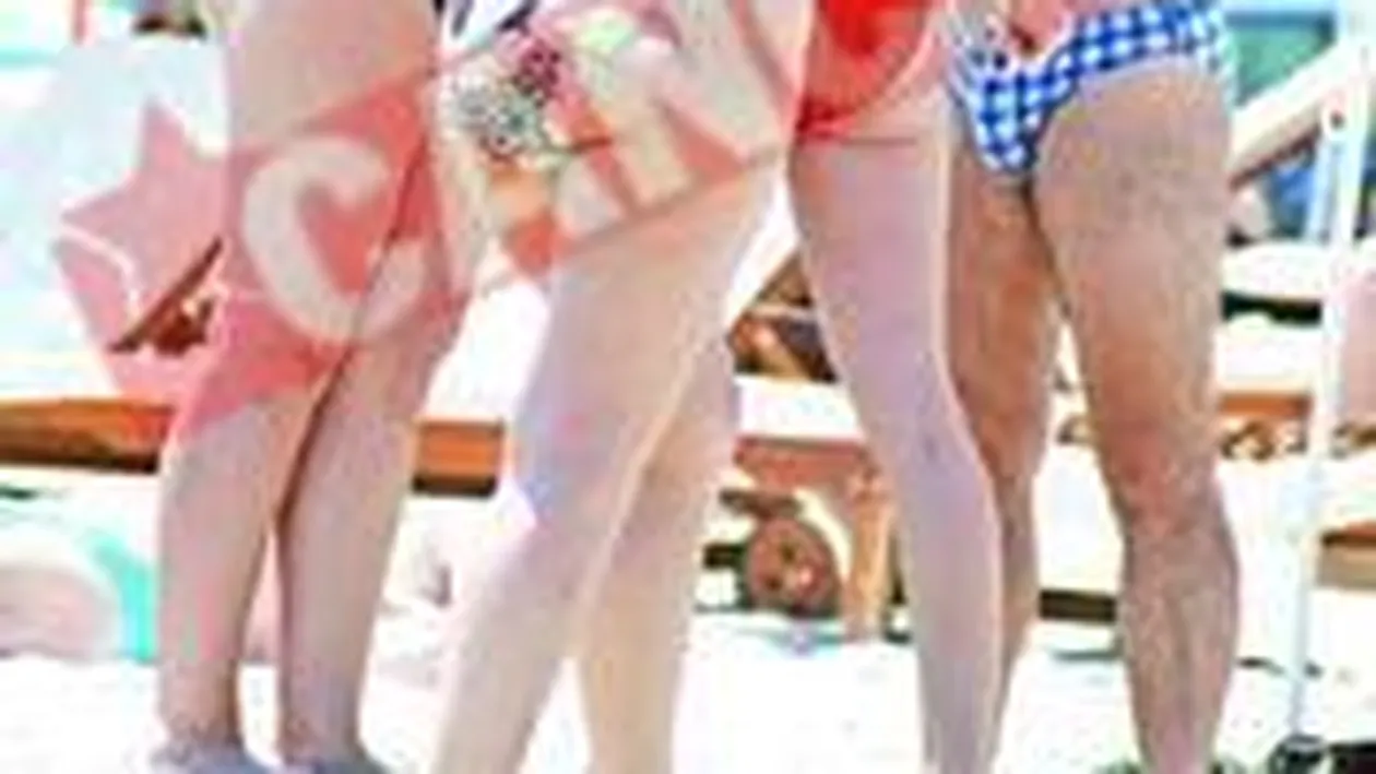 Adriean Videanu joaca table pe plaja, fara nicio grija