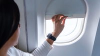 De ce trebuie ridicate jaluzelele geamurilor avionului în timpul decolării și aterizării. Motivul nu are legătură cu priveliștea