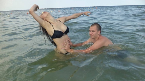 Cea mai sexy mamica din Romania si-a facut de cap la mare! Uite ce incident fierbinte a surprins aparatul foto al familiei!