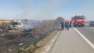 Un TIR s-a făcut scrum pe A1. Șoferul a sărit din vehicul în ultimul moment. Traficul a fost blocat