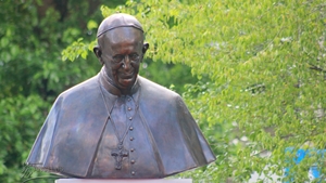 AMPT despre pubelele amplasate lângă bustul lui Papa Francisc: „A fost o simplă eroare umană”