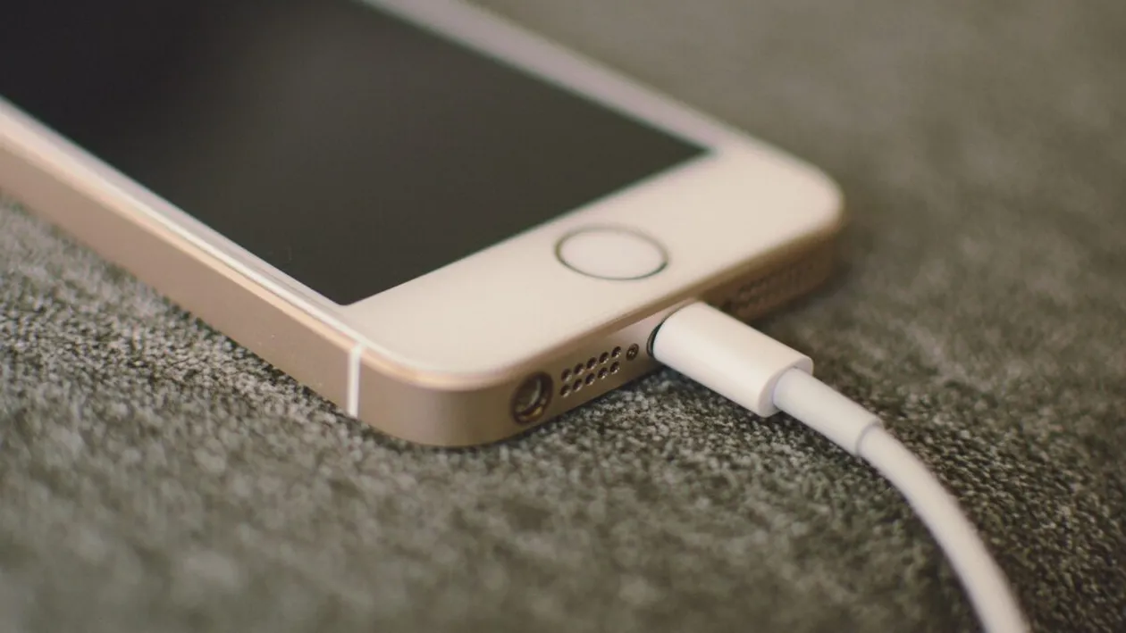 Trucuri prin care îți încarci telefonul rapid și eficient. Sfaturi care nu țin cont de model