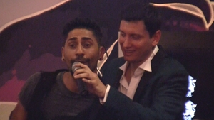 Connect-R a "arestat" microfonul altui cantaret si nu s-a lasat pana cand nu a cantat LIVE propria piesa!