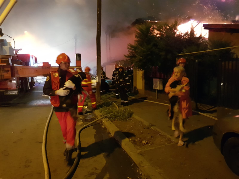 Mărturiile unui locatar care și-a luat casă în blocul care a ars în Sectorul 5: ”Nu erau făcute acte, doar antecontracte sau ceva promisiuni”