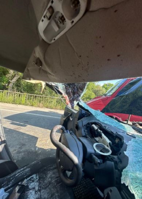 Mașina lui Geroge Botizan a fost strivită de un bolovan căzut de pe munte/ sursă foto: captură video