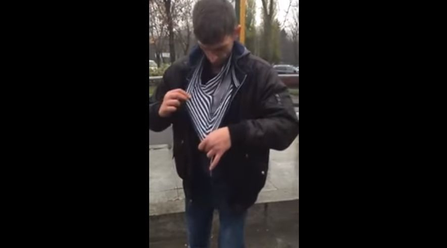 „Ai luat speiş? Eşti panicat?” Un bărbat, filmat în timp ce merge pe linia de tramvai din Bucureşti şi susţine că este plin de căpuşe
