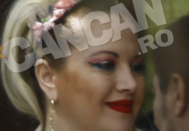 Oana Lis a ieşit cu prietenii la terasă.