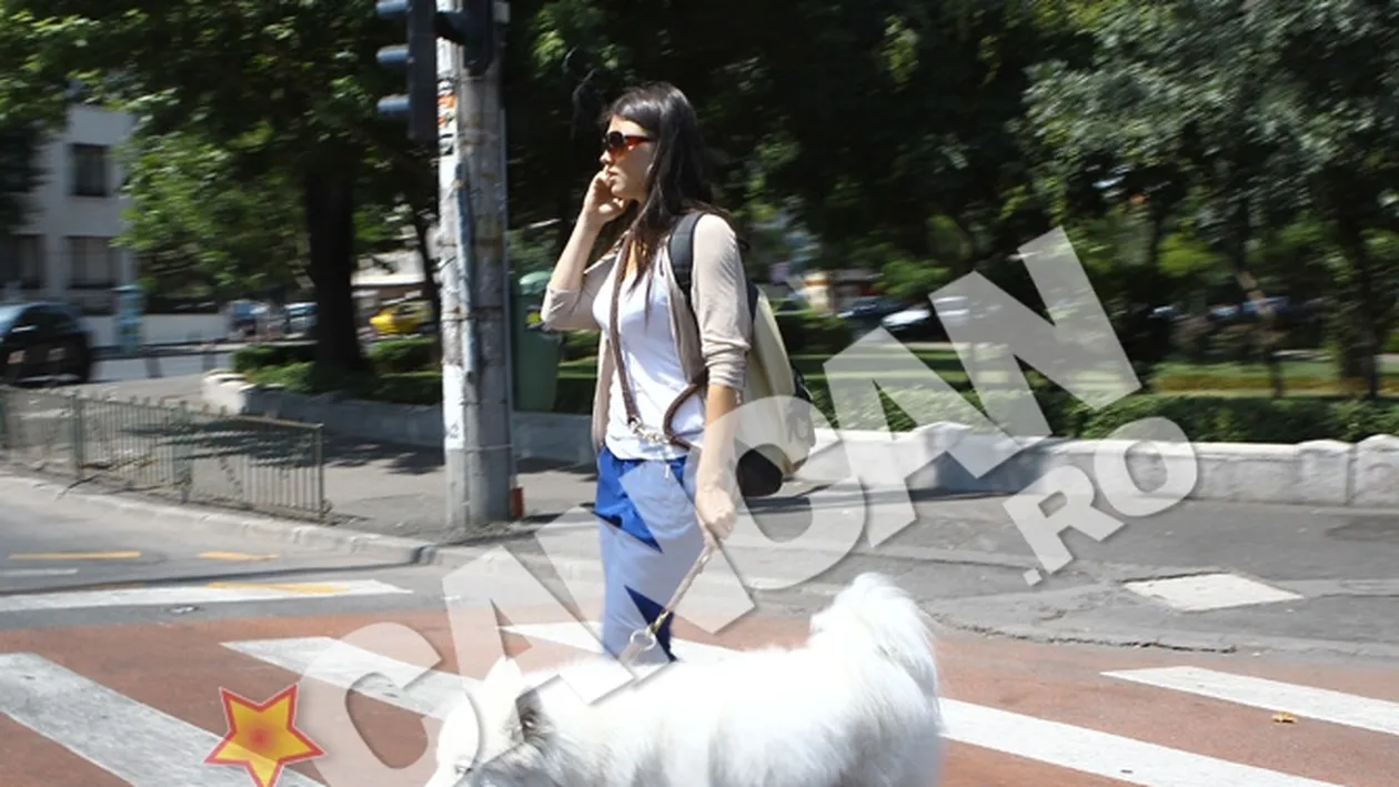 Ea cu telefonul si infofolita, el cu limba scoasa! Cainele o tine in lesa pe Paula Seling!