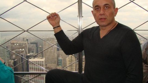  ”Şmecherul de la Ploieşti” a sărutat cu japca o bunăciune după un şpriţ alert! Asta înseamnă să fii interlop şi să arăţi tuturor că pe tine nu te refuză nimeni