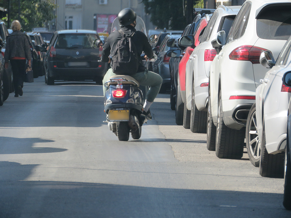 Puya, așa cum nu l-ai mai văzut: pe scuter, pe străduțele aglomerate din București