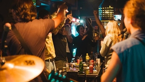 Centrul Vechi, luat cu asalt de oameni. Extazul unui turist american: „Mă simt excelent. Romanii sunt cei mai buni la avut distracție”