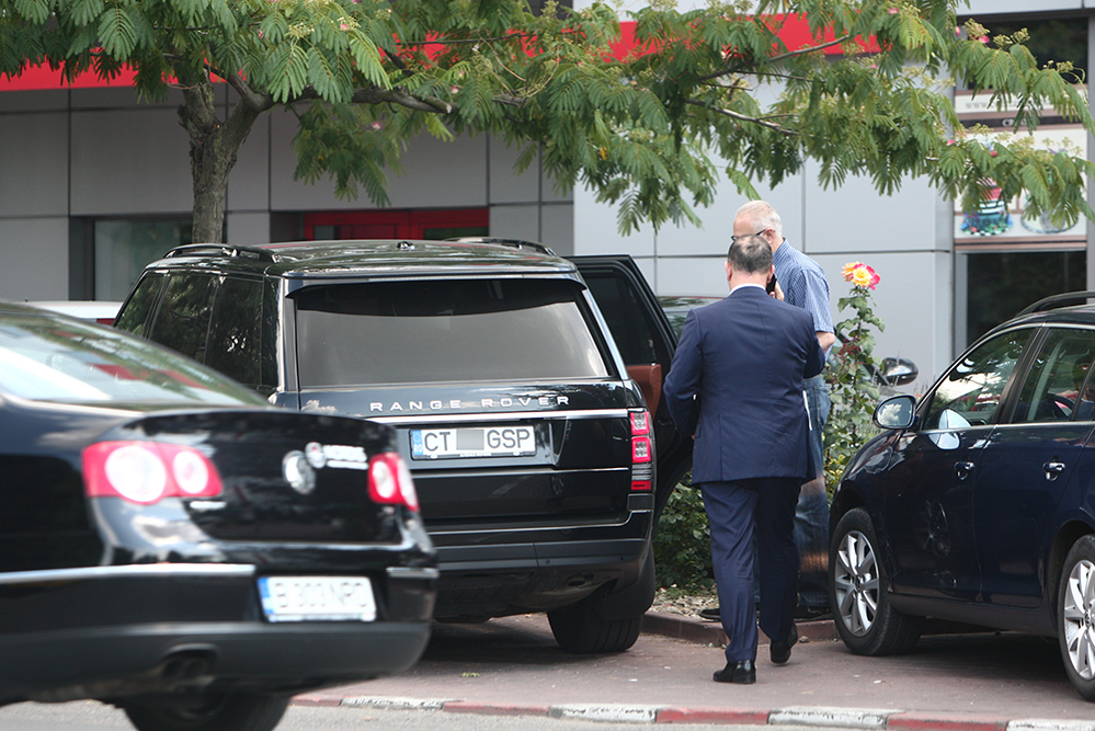 Şoferul îi deschide uşa lui Comănescu