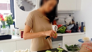 Ia uite-o pe Andreea Raicu in bucatarie, pregatind de zor salate si platouri cu bunatati! Atat de ocupata a fost incat n-a avut timp sa se machieze!