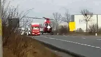 VIDEO. Accident grav pe DN2, la ieşire din Şindriliţa. Sunt implicate un microbuz şi două autoturisme. Patru oameni au fost răniţi, intervine un elicopter SMURD