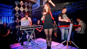 Incident la Oradea! Adela Popescu a fost scoasa dintr-un club cu ajutorul bodyguarzilor dupa ce a fost asaltata de fani!