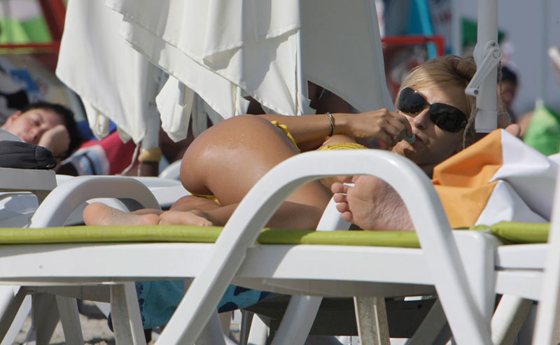Andreea Balan, incredibil de sexy la mare. Şi-a aranjat slipul sub ochii unui amic, după care a luat strugurelul şi…