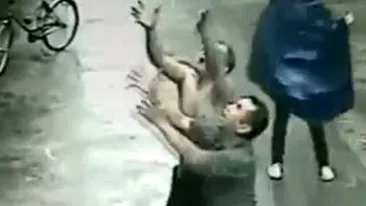 Momente cutremuratoare intr-un oras din China! Un bebelus a cazut de la etaj! Cum a fost salvat VIDEO