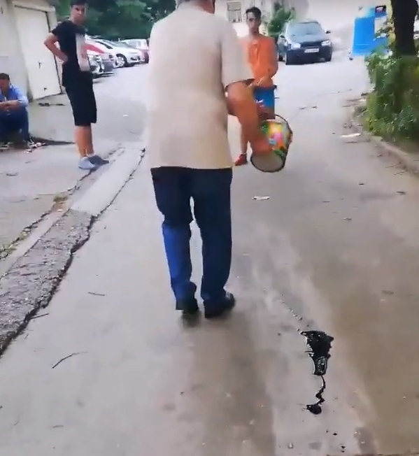 Așa ceva nu s-a mai văzut! Cum s-a răzbunat un pensionar din Bacău pe copiii gălăgioși din spatele blocului