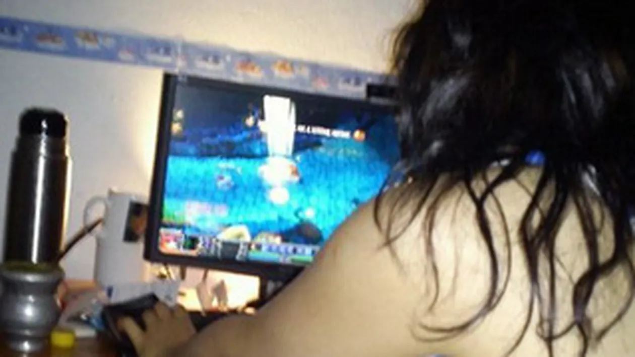 Imaginea care a socat milioane de mame pe internet! Femeia asta isi alapteaza copilul in timp ce se joaca World of Warcraft!