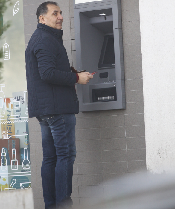 Vali Vijelie, surprins cu o ”cărămidă” la bancomat