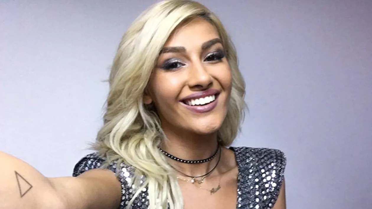 ALINA EREMIA s-a pozat fără pic de machiaj, însă fanii au rămas cu gura căscată când au văzut ce era pe tricoul ei! Pe bune?!