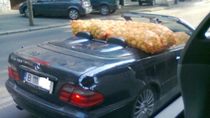 Ce mai e la moda printre cocalari? Sa transporti saci de cartofi intr-un Mercedes decapotabil, de fite!