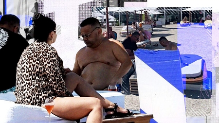 Cum s-a relaxat Adrian Minune, pe litoral! L-am surprins pe celebrul manelist pe o plajă de fițe din Mamaia