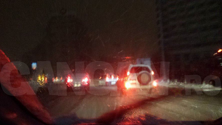 Protestatari pe întuneric! A picat curentul în Piaţa Victoriei şi Aviatorilor