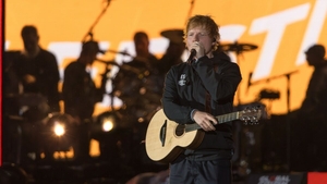 Ed Sheeran a fost oprit de poliția din India, după ce a început să cânte pe STRADĂ. Care este motivul