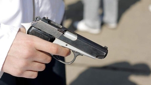 Un italian a amenințat cu pistolul un rom pentru a recupera o datorie mai veche! A vrut să își facă singur dreptate