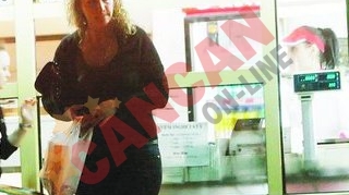 Isi hraneste sotul cu fast-food