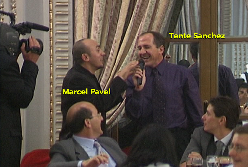 Fostul fotbalist spaniol Tente Sanchez, cântând “Aș da zile de la mine’, împreună cu Marcel Pavel (SURSA FOTO: CANCAN.RO)