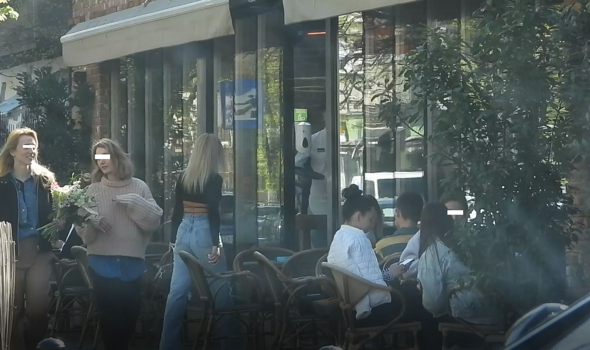 Iuliana Pepene intră în cafenea (Foto: CANCAN.RO)